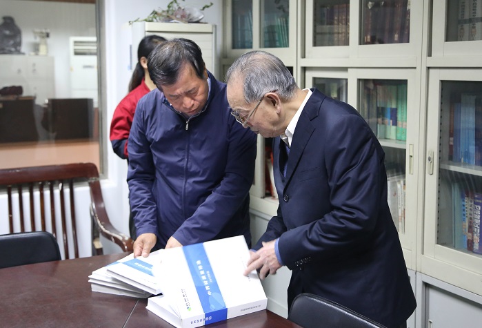 國醫(yī)大師、山西中醫(yī)學院教授王世民先生到藥都制藥集團參觀考察