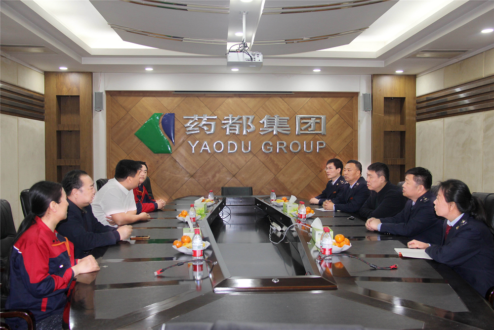 安國市稅務局吳會軍副局長一行來我公司宣貫“減稅降費促發(fā)展”，并送來貼心慰問品